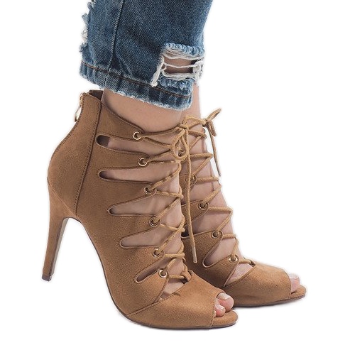 Kamelöppna stövlar på en högklackad 9095-83A brun