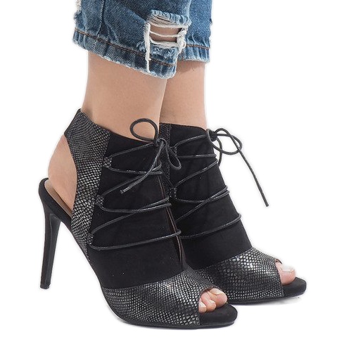 Svarta öppna stövlar på en HF168-3 häl