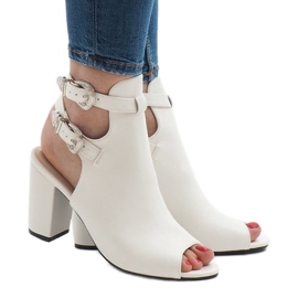 Vita stövlar på stolpen 173-853