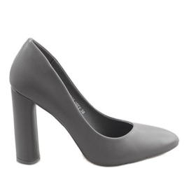 Grå pumpar på LE028 stolpen