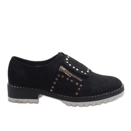 Svarta slip-on skor med U-6249 dubbar