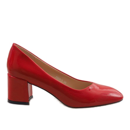 Rödlackerade pumpar på 7501-1 stolpen