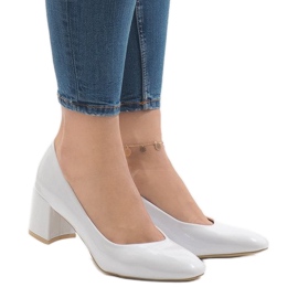 Vitlackerade pumpar på 7501-1 stolpen