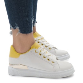 Vita sneakers på plattformen 353