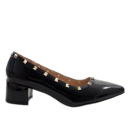 Svarta lackpumpar på X-70-pelaren