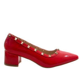 Svarta lackpumpar på X-70-pelaren röd