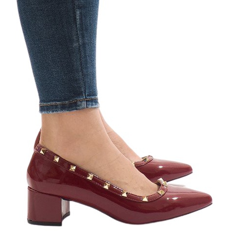 Burgundlackerade pumpar på X-70-pelaren röd mångfärgad