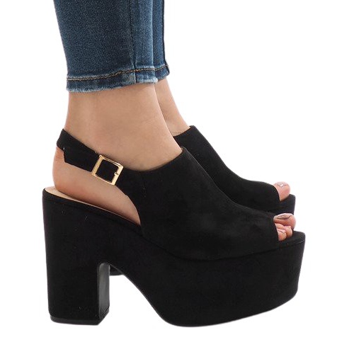 Svarta sandaler på ett massivt 8263CA -block