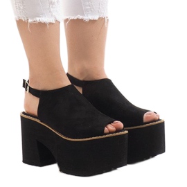 Svarta sandaler på ett massivt B8290 -block