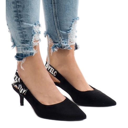 Svarta pumpar på en HD-33 häl