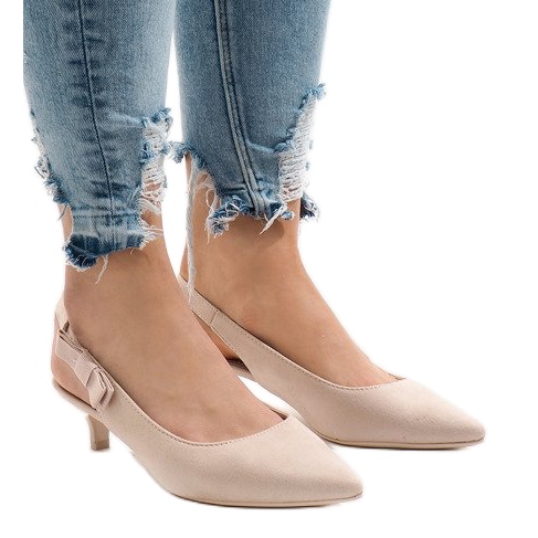 Beige pumps på en B-43 häl