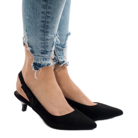 Svarta pumpar på en B-43 häl