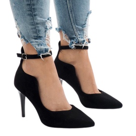 Svarta pumpar på en B-54 häl