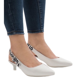 Vita pumps på en B-45 häl