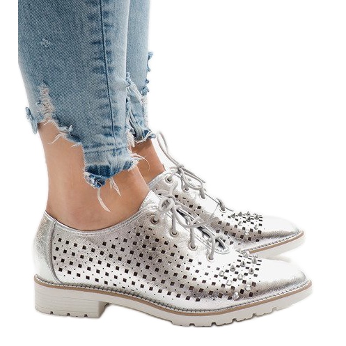 Silverfärgade skor med G-106-2 dubbar grå