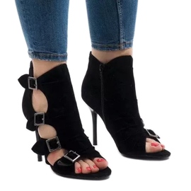 Svarta sandaler på en högklackad mocka GH048