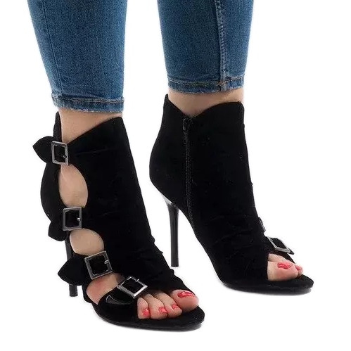 Svarta sandaler på en högklackad mocka GH048