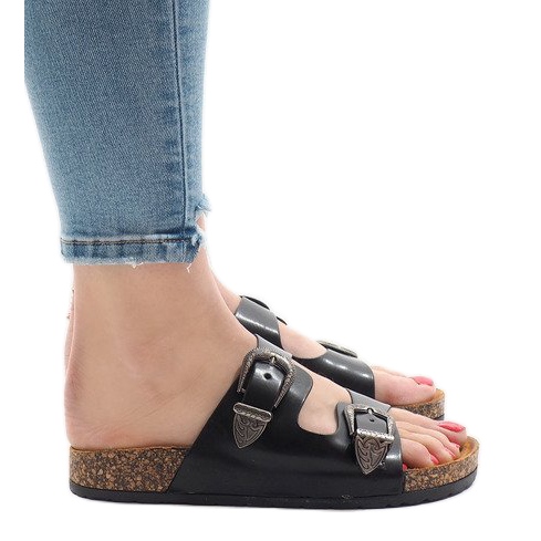 Svarta tofflor med spännen 7018-PL