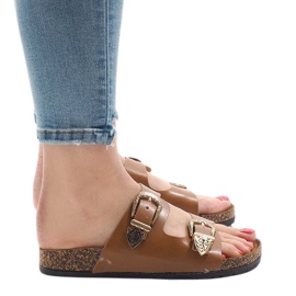 Kamel tofflor med spännen 7018-PL brun