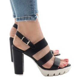 Svarta sandaler på HP-27 stolpen