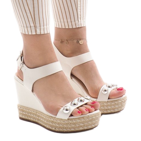 Vitlackerade kilsandaler 17060-74