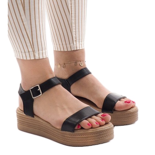 Svarta sandaler på plattformen 22-07