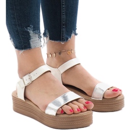 Vita sandaler på plattformen 22-07