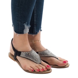 Svarta sandaler dekorerade med B-935