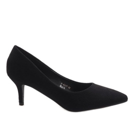 Svarta pumpar på P-6377 hälen