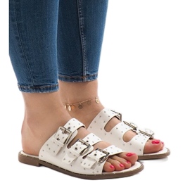 Vita tofflor med dubbar och ett spänne F-3659