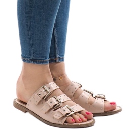 Rosa tofflor med dubbar och ett spänne F-3659