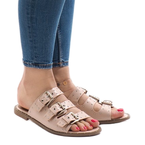 Rosa tofflor med dubbar och ett spänne F-3659