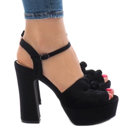 Svarta sandaler på stolpen mocka 8256-1