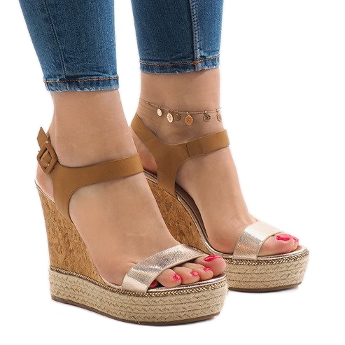 Guldlackerade kilsandaler VB76063 gyllene