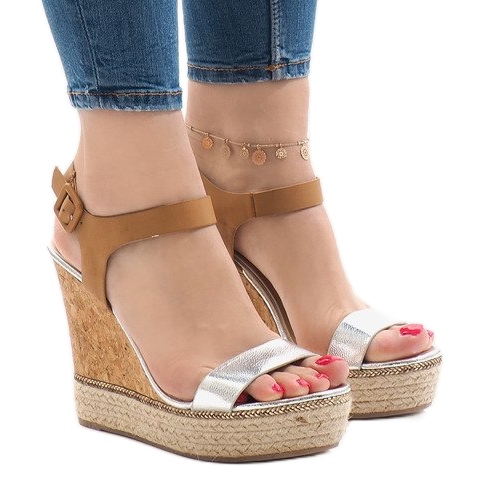 Silverlackerade kilsandaler VB76063 brun