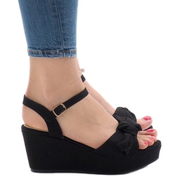Svarta kilsandaler med rosett F055