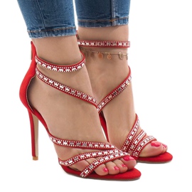 Röda sandaler på en högklack 9081-9