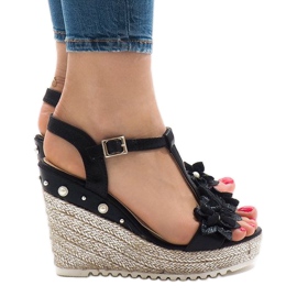 Svarta kilsandaler med blommor T-682-5