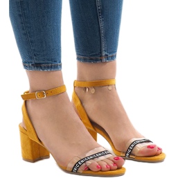 Gula sandaler på stolpen S-7347 mocka