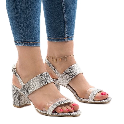 Ormsandaler på stolpen mocka S-7346 vit