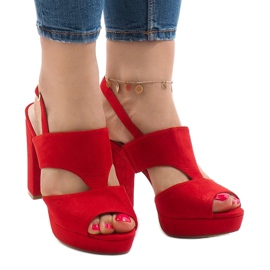 Röda sandaler på JS-8001-stolpen