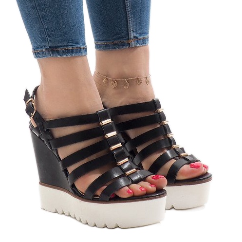 Svarta sandaler på MC-12-plattformen