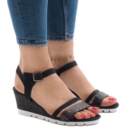 Svarta sandaler på Y-8217-plattformen