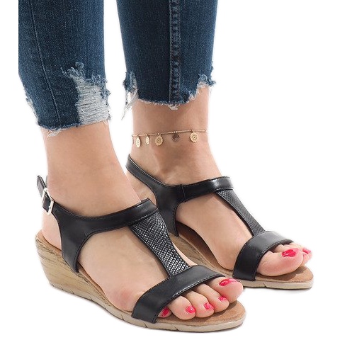 Svarta sandaler på S-256 plattformen