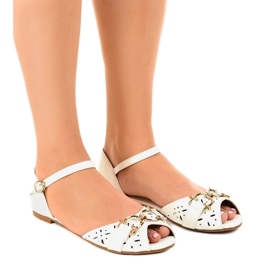 Vita sandaler med ett GF-180-spänne
