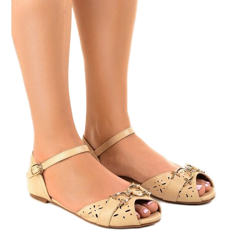 Beige sandaler med ett GF-180-spänne