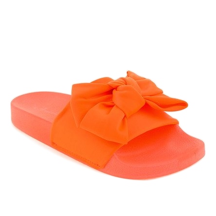 Orange tofflor med en neon MU-6 rosett