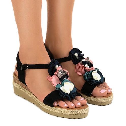Svarta kilsandaler med blommor 218-168