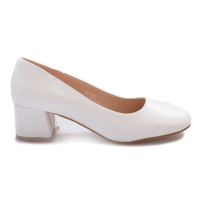 Vita pumpar på Renda -inlägget brun