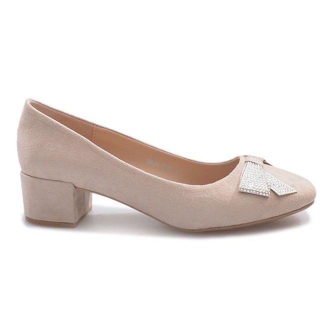 Beige pumps på en fauxpelare
